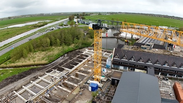 Bouwplaats met torenkraan luchtfoto