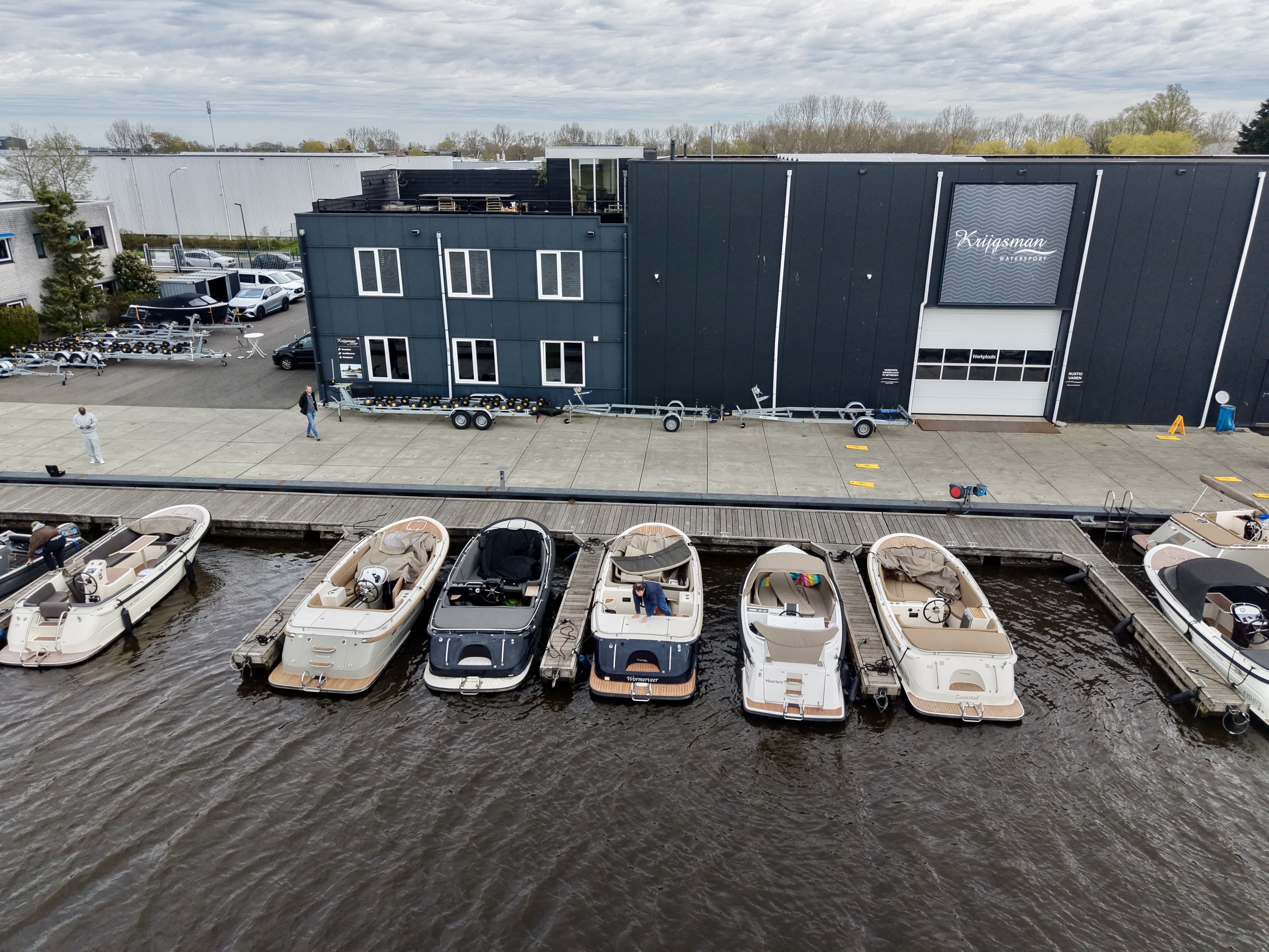 Jachthaven met bedrijfspand