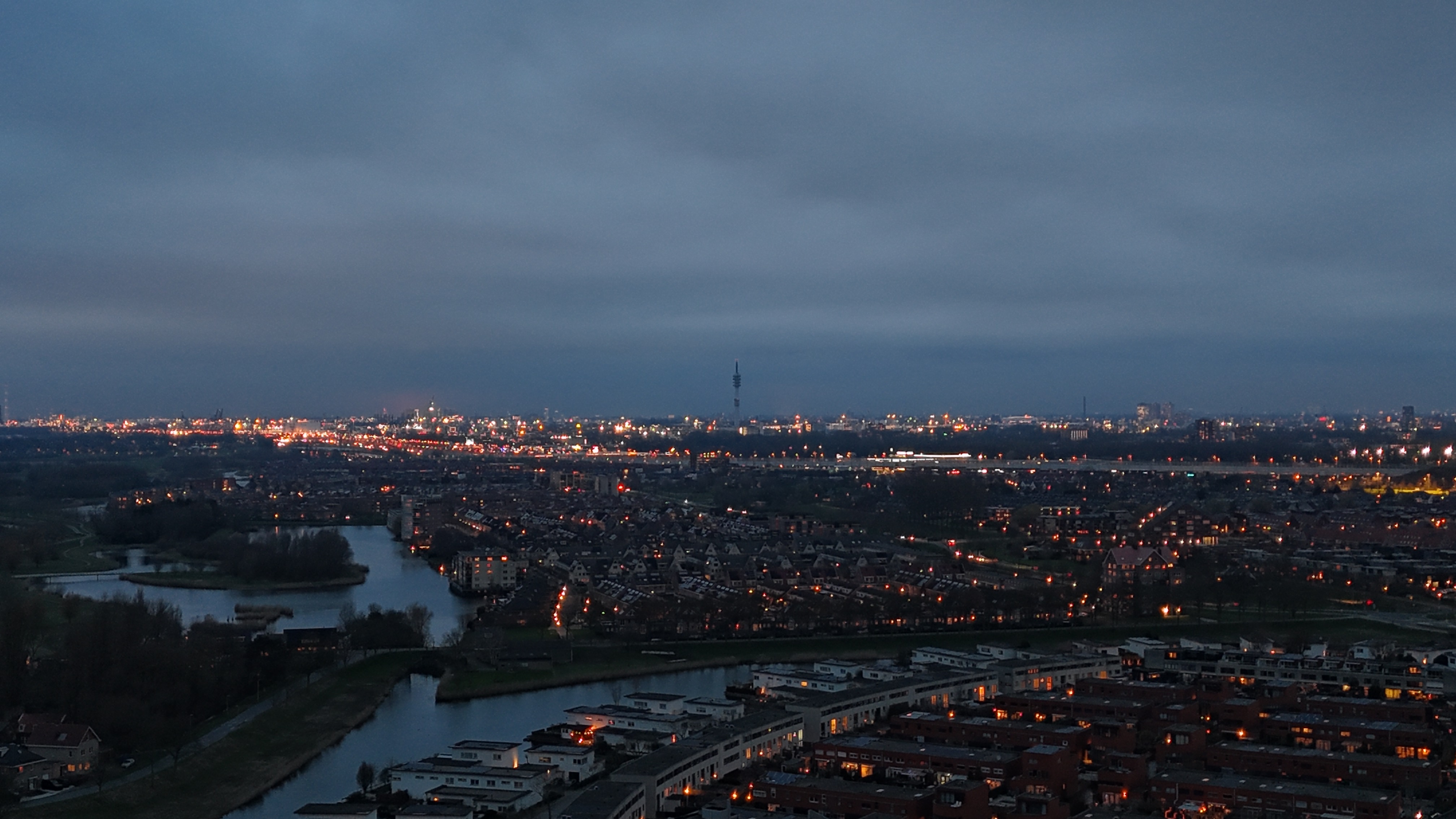Amsterdam bij nacht vanuit de lucht