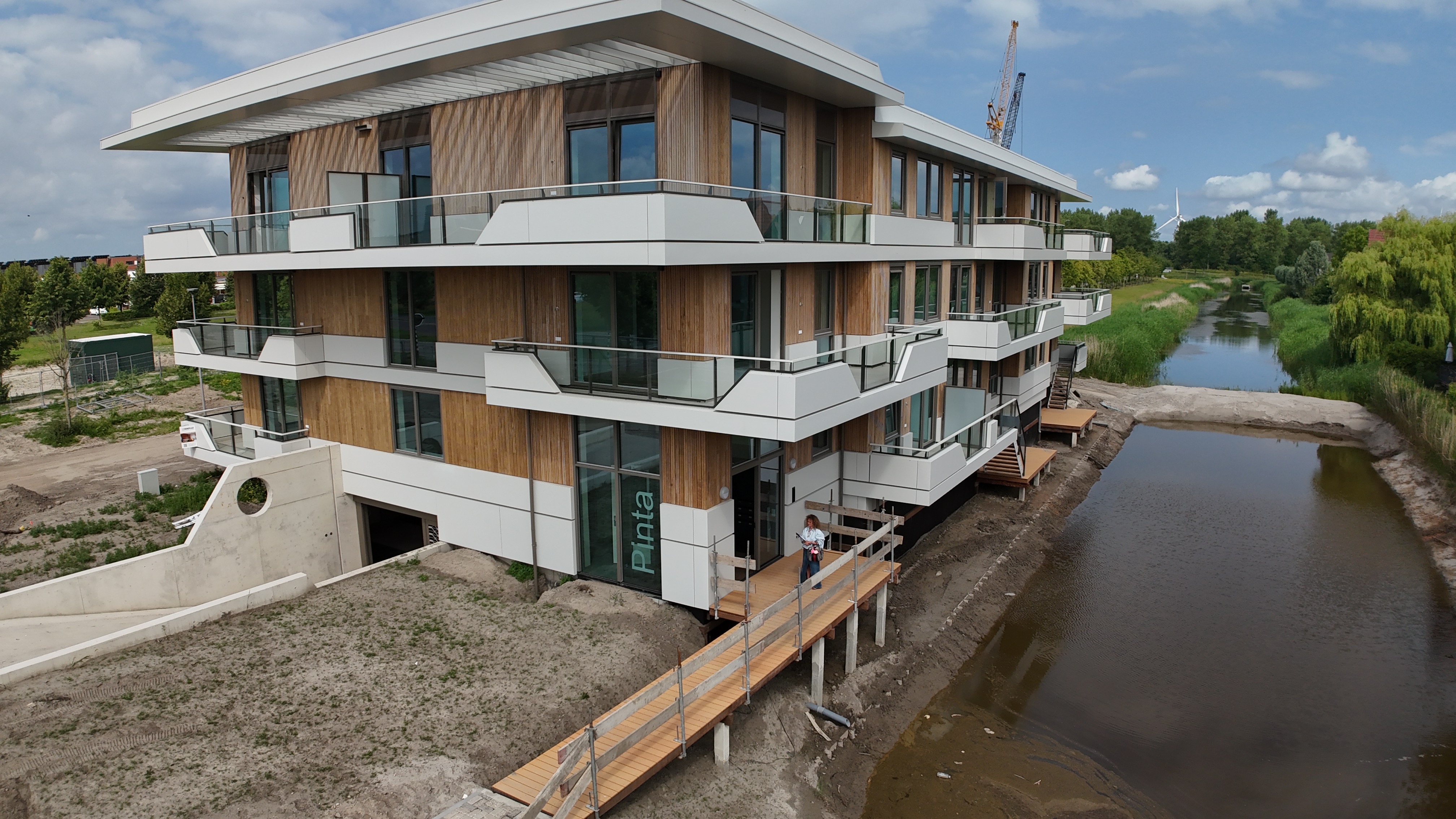 Modern waterfront appartementencomplex