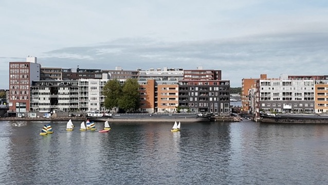 Waterfront met zeilboten