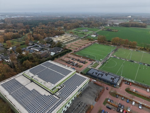 Zonnepanelen op dak sportcomplex